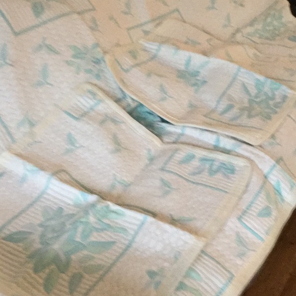 Queen size 3 pieces bedspread - Picture 3 of 6